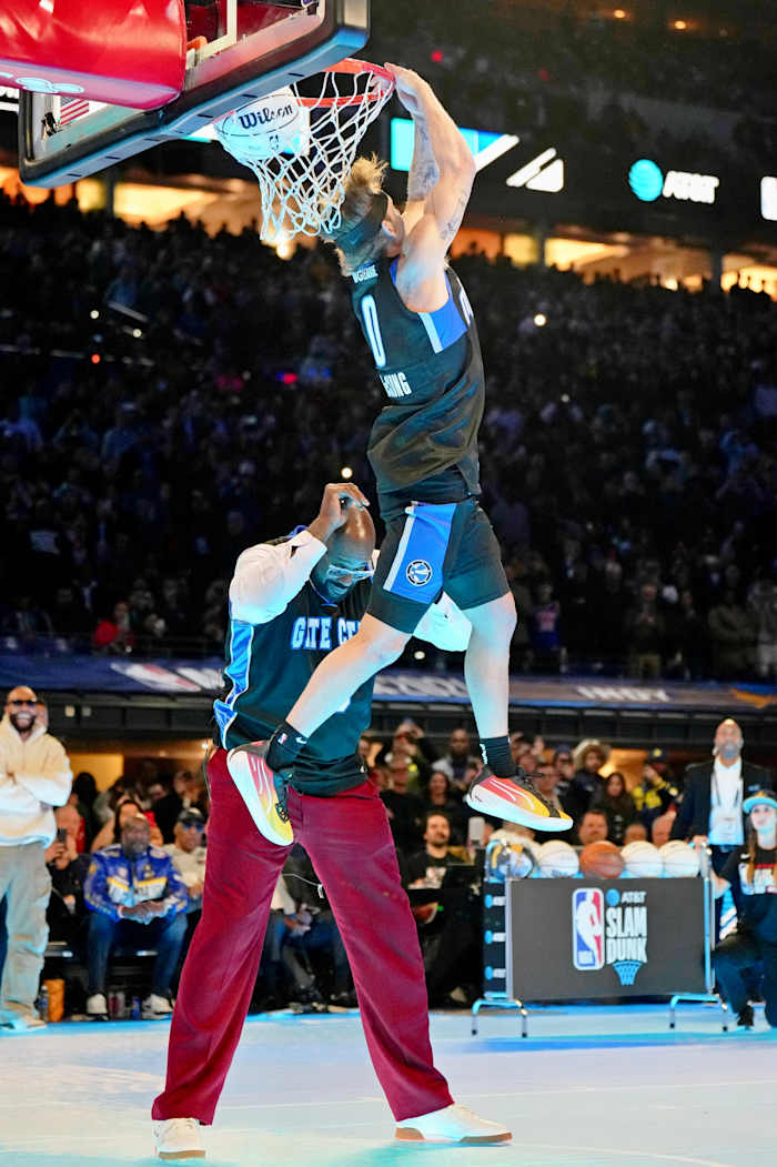 Mac McClung dunks over Shaquille O'Neal to win it