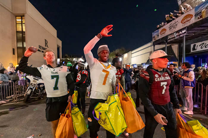 Spencer Rattler walking in Mobile with other 2024 QB prospects in Tennessee's Joe Milton and Tulane's Michael Pratt (2nd Feb., 2024)