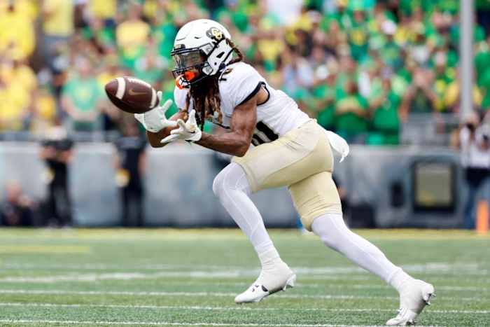 Colorado Buffaloes wide receiver Xavier Weaver (10) makes a catch during the second half against the Oregon Ducks at Autzen Stadium