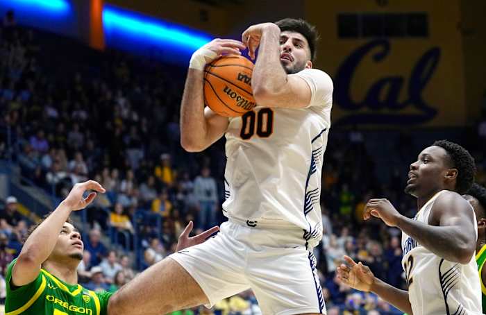 Fardaws Aimaq cradles rebound vs. Oregon