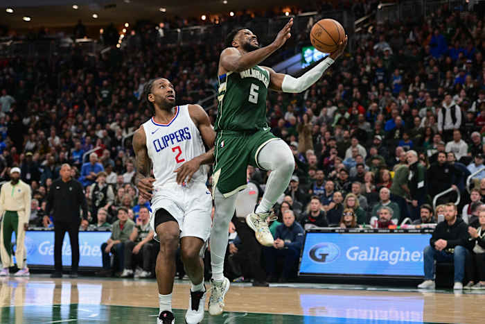 Milwaukee Bucks guard Malik Beasley (5) takes a shot against Los Angeles Clippers forward Kawhi Leonard (2)