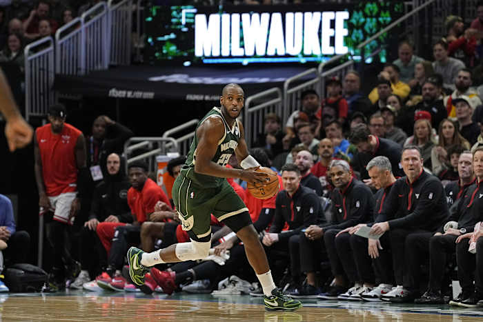Milwaukee Bucks forward Khris Middleton (22) 