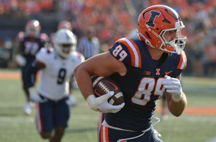 Sep 23, 2023; Champaign, Illinois, USA; Illinois Fighting Illini tight end Tip Reiman (89) makes a catch during the first half against the FL Atlantic Owls at Memorial Stadium. Mandatory Credit: Ron Johnson-USA TODAY Sports