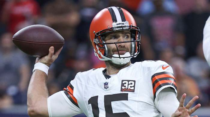 Browns quarterback Joe Flacco throws a pass during a game.