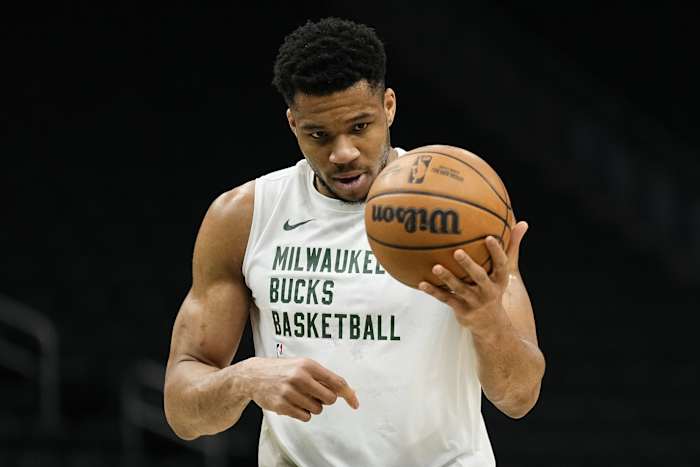 Milwaukee Bucks forward Giannis Antetokounmpo (34) warms up