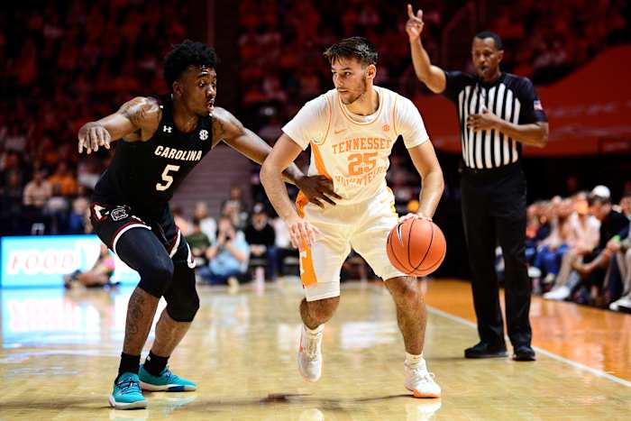 Jermaine Cousinard guarding Volunteer guard Santiago Vescovi (11th Jan., 2020)