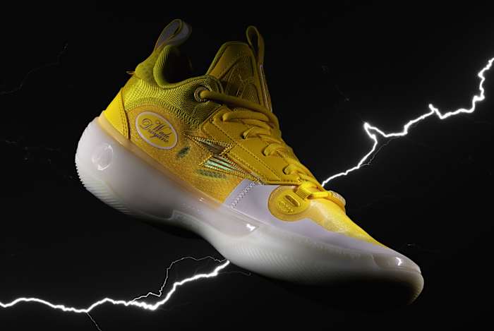 Side view of Dwyane Wade's yellow and white shoes.