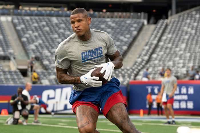 Aug 18, 2023; East Rutherford, NJ, USA; The Carolina Panthers vs. the New York Giants in an NFL preseason game at MetLife Stadium. New York Giants Darren Waller before the start of the game.