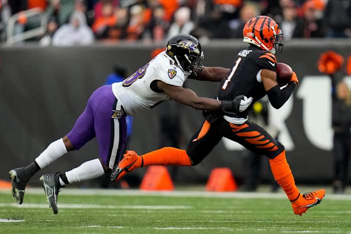 wide receiver Ja'Marr Chase runs with the ball as Baltimore Ravens linebacker Roquan Smith reaches out to try to tackle him