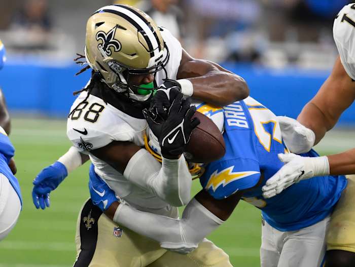 New Orleans Saints tightened Shaq Davis catches a pass over Los Angeles Chargers cornerback Cam Brown