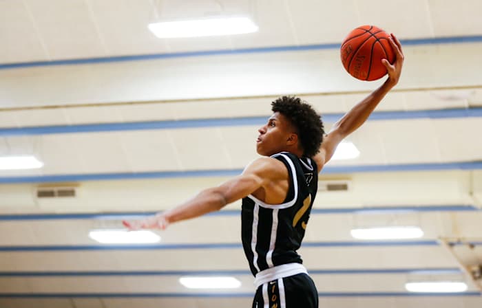 Tennessee G Cameron Carr in high school going up for a dunk on December 8, 2022, in Springfield, Missouri. (Photo by Nathan Papes of the Springfield News-Leader)