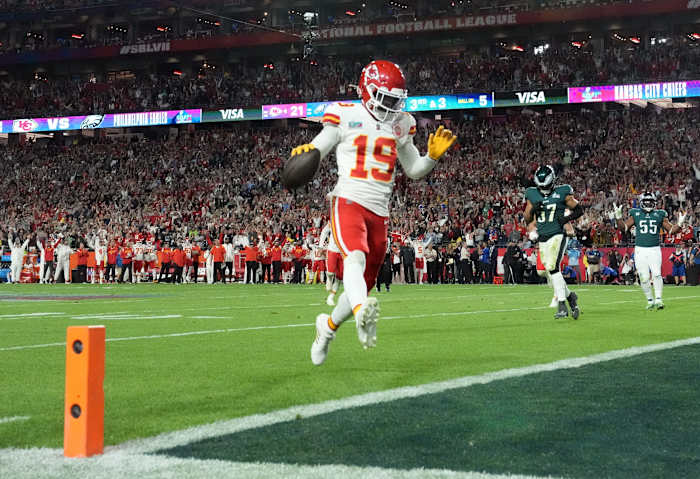 Kadarius Toney skips into the endzone with the ball in one hand