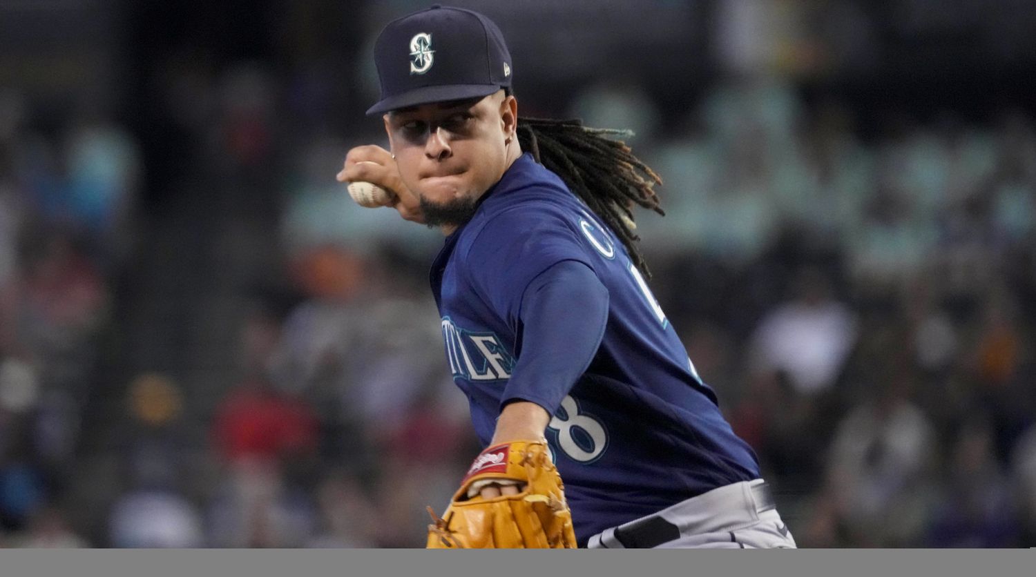 Seattle Mariners pitcher Luis Castillo pitches against the Arizona Diamondbacks.