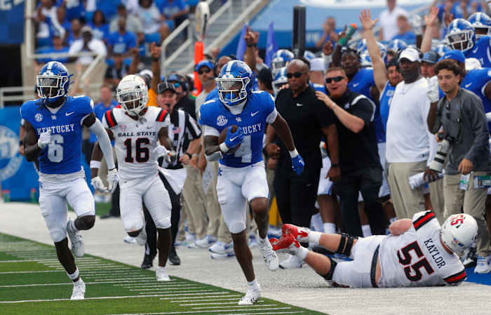 Kentucky s Jalen Geiger runs a fumble back for a touchdown against Ball State at Kroger Field. Sept. 2, 2023