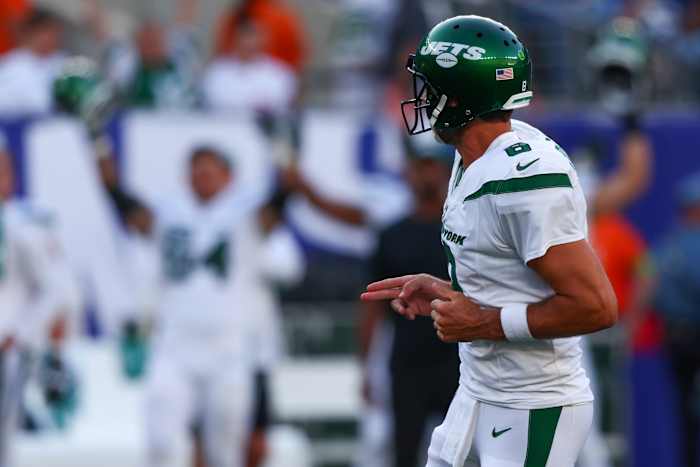 Jets' QB Aaron Rodgers celebrates with the "shooter" gesture