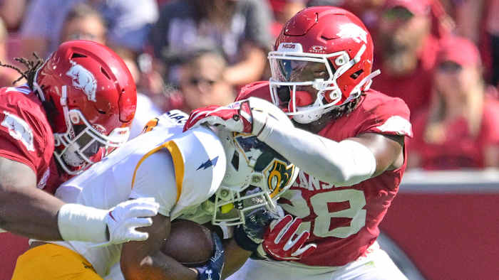 Razorbacks linebacker Jaheim Thomas makes a play against Kent State