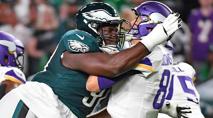 Eagles tackle Jordan Davis hits Vikings quarterback Kirk Cousins hard