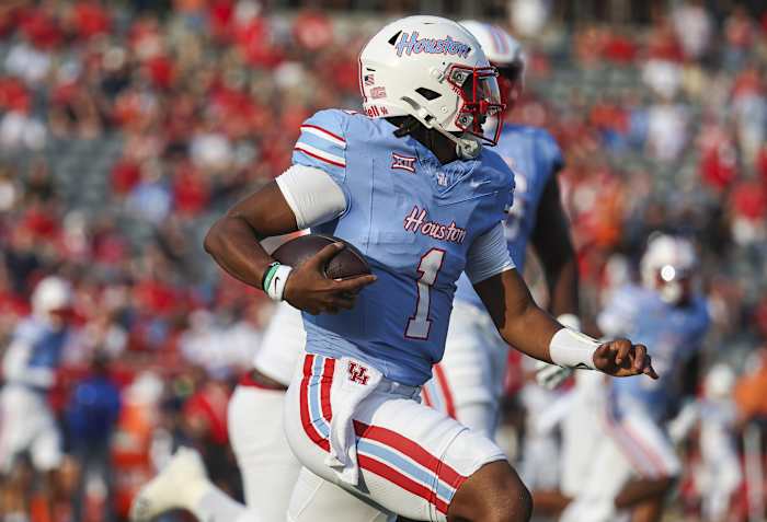 Houston Cougars quarterback Donovan Smith (1) runs with the ball during the first quarter against the UTSA Roadrunners at TDECU Stadium. 