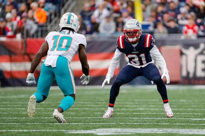 jonathan jones tyreek hil