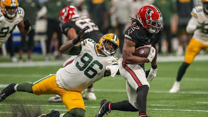 Packers DT Colby Wooden can't grab Falcons RB Bijan Robinson.
