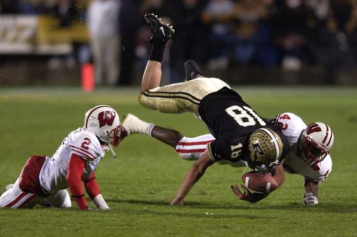 KRT SPORTS STORY SLUGGED: WISCONSIN-PURDUE KRT PHOTOGRAPH BY JOE KOSHOLLEK/MILWAUKEE JOURNAL SENTINEL (October 16) WEST LAFAYETTE, IN -- Purdue Quarterback Kyle Orton (18) fumbles the ball as he his hit by Wisconsin's Robert Brooks (42). Scott Starks of Wisconsin returned the fumble for a game-winning touchdown. Wisconsin defeated Purdue, 20-17, in West Lafayette, Indiana, on October 16, 2004. (cdm) 2004 ORG XMIT: 1010992 Krt Sports Wisconsin Pur 1 Mw