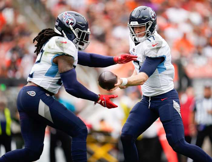 Ryan Tannehill (17) hands the ball to running back Derrick Henry (22) during the third quarter against the Cleveland Browns at Cleveland Browns Stadium.