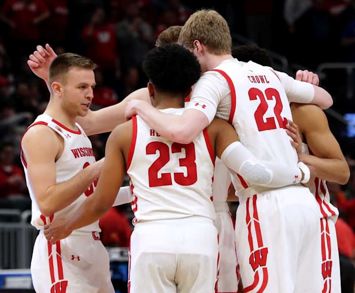 Wisconsin guard Brad Davison (34) talks to his teammates during the first half in their second round game of the 2022 NCAA Men's Basketball Tournament Sunday, March 20, 2022 at Fiserv Forum in Milwaukee, Wis. Iowa State beat Wisconsin 54-49. MARK HOFFMAN/MILWAUKEE JOURNAL SENTINEL Mjs Uwmen21 18 Jpg Ncaa21