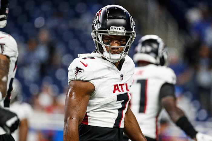 Atlanta Falcons running back Bijan Robinson (7) warms up before the Detroit Lions game at Ford Field in Detroit on Sunday, Sept. 24, 2023