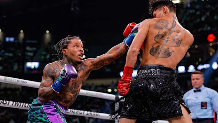Davis throws a punch at Garcia in Las Vegas on Apr 22, 2023. (Esther Lin/SHOWTIME)