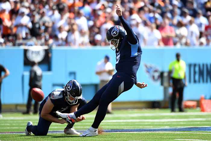 Tennessee Titans place kicker Nick Folk (6) kicks a field goal during the first half against the Cincinnati Bengals at Nissan Stadium.