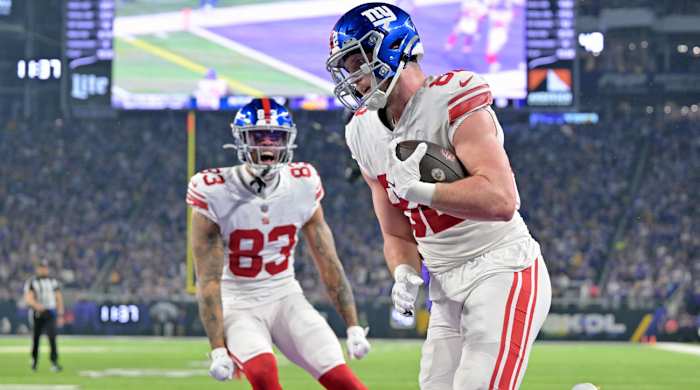 Giants tight end Daniel Bellinger scores a touchdown against the Vikings in a 2023 playoff game.