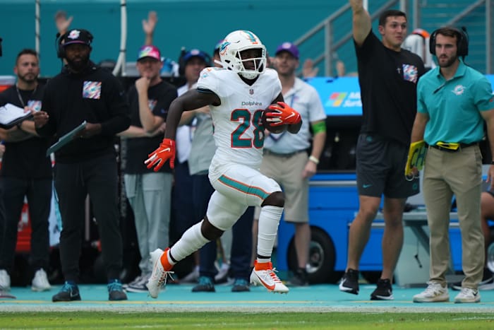 Miami Dolphins running back De'Von Achane (No. 28) sprints down the sidelines for a touchdown against the New York Giants.