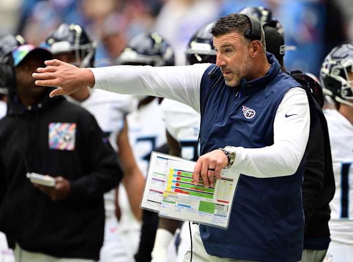 Tennessee Titans head coach Mike Vrabel motions to his team during the first quarter against the Indianapolis Colts at Lucas Oil Stadium.