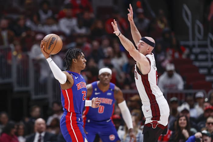 Detroit Pistons guard Jaden Ivey (23) looks to pass the ball against Chicago Bulls guard Alex Caruso (6)