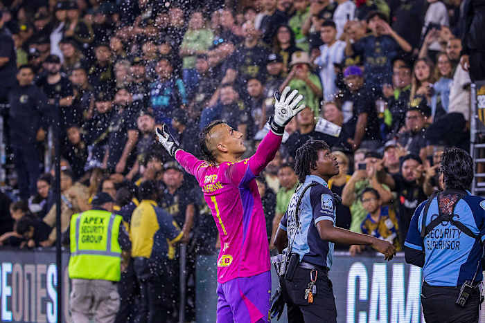 Nahuel Guzmán de Tigres festejando el título de la Campeones Cup ante el LAFC