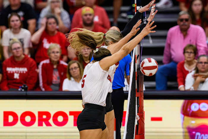 07_Ally Batenhorst, Bekka Allick_VB vs Wisconsin 1021
