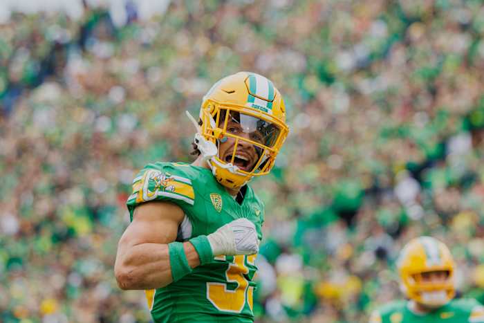 Oregon Ducks safety Evan Williams (33) against the Washington State Cougars.
