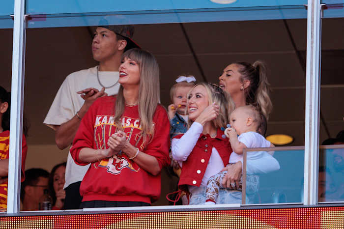 Taylor Swift acudió al duelo entre Chiefs y Chargers a apoyar a su pareja Travis Kelce