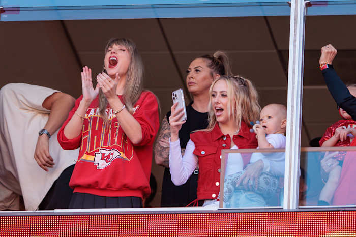 Taylor Swift acudió al duelo entre Chiefs y Chargers a apoyar a su pareja Travis Kelce
