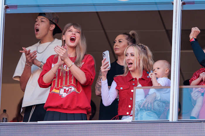 Taylor Swift acudió al duelo entre Chiefs y Chargers a apoyar a su pareja Travis Kelce