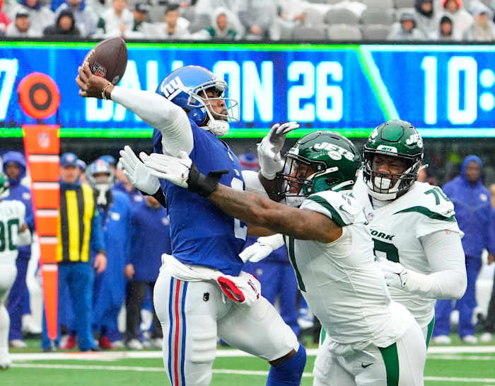 Jets' DE Jermaine Johnson hits Giants' QB Tyrod Taylor