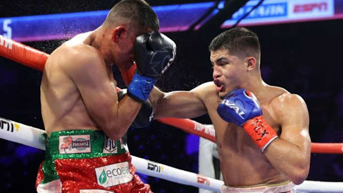 Puerto Rican Xander Zayas (R) wins with a resounding technical knockout in the fifth round over Mexican Roberto Valenzuela Jr. in September 2023. Zander will face off with Jorge Fortea from Spain on 9th December, 2023 in Florida. TOPRANK.