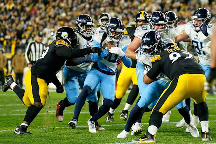 Tennessee Titans wide receiver DeAndre Hopkins (10) runs the ball against the Pittsburgh Steelers.