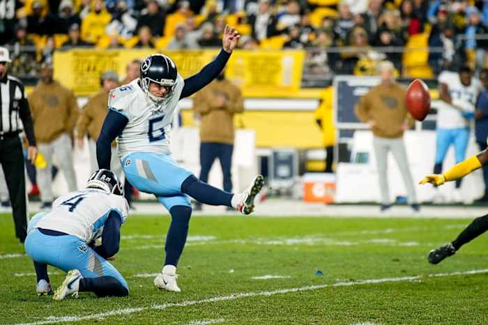 Tennessee Titans place kicker Nick Folk (6) kicks a field goal against the Pittsburgh Steelers.