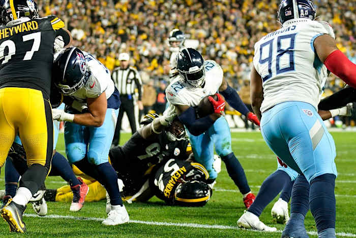 Tennessee Titans running back Derrick Henry (22) scores a touchdown against the Pittsburgh Steelers.