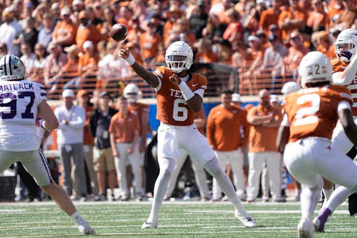Maalik Murphy throws a pass against Kansas State 