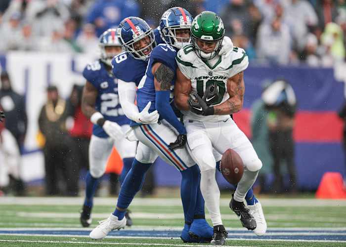 Jets' WR Allen Lazard (10) fails to hold on to a pass