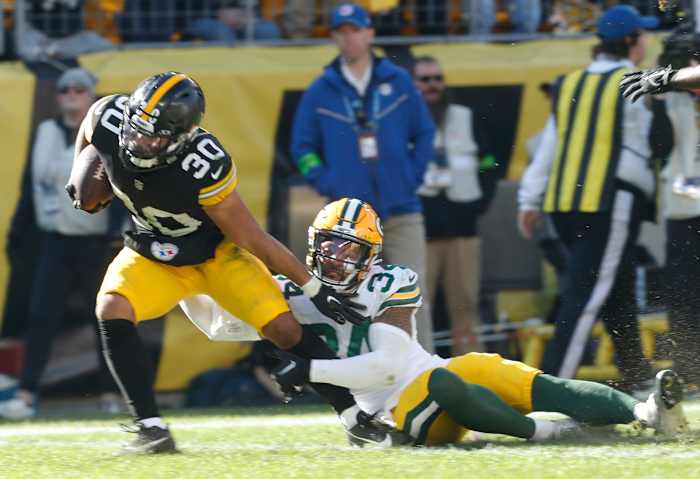 Jaylen Warren runs through the Packers' secondary 