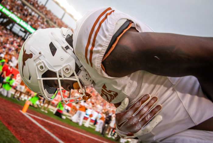 Texas running back CJ Baxter (4) takes a bow after scoring the game-winning touchdown in the fourth quarter of the Longhorn's game against the Houston Cougars at TDECU Stadium in Houston