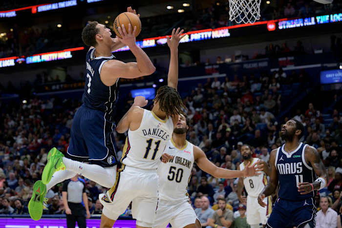 Mavs' Dwight Powell goes up for a layup over Pelicans' Dyson Daniels.